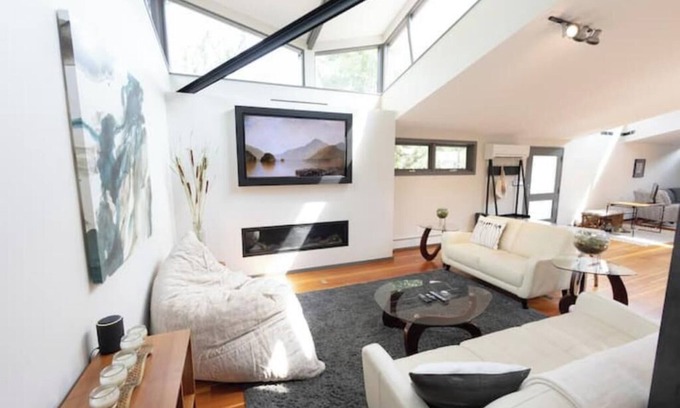 Golden House | Private Creek + Patio, Walkable, Bright Cozy Vibe