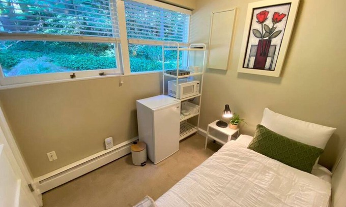Caulfeild House | Private cute twin bedroom in Cedar Woods!