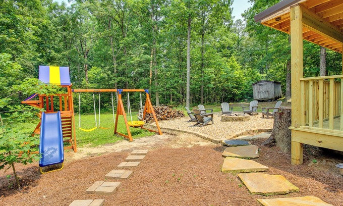 Henagar Apartment | Private Deck: Studio Near Guntersville Lake!