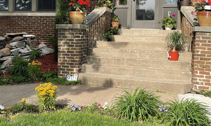 Pella House | Private delightful rooms walk 2 blocks to shop and dine