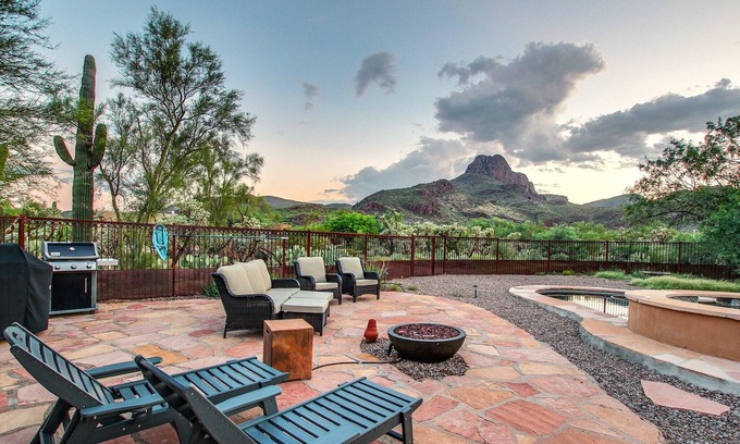 Cortaro House | Private Desert Retreat w/Mt Views- La Cholla Vista