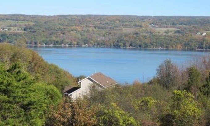 Valois House | PRIVATE DOCK on WINE-TRAIL!!! Superb WiFi &4 acres of privacy on the wine trail!