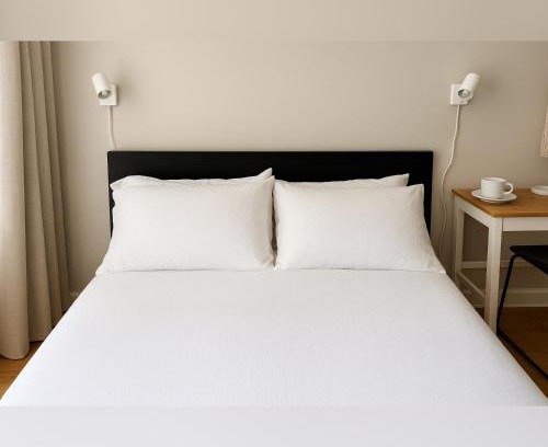 St. James Town House | Private Double Room in Downtown Toronto, Steps to Subway & CN Tower