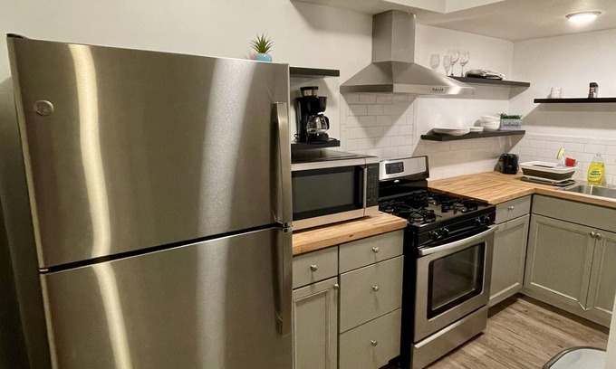 Livingston Park Apartment | Private downtown Columbus 1 bed/1 bath mins from hospitals, sports & airport