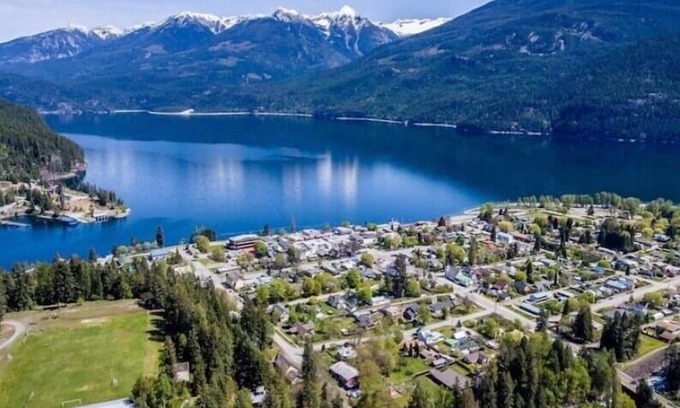 Kaslo Apartment | Private downtown lakefront apartment in a unique heritage building. n