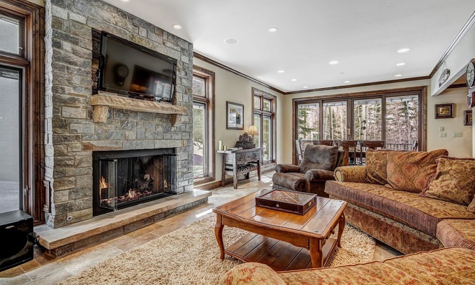Vail House | ⭐️ Private East Vail Home, OnShuttleRoute, 4 EnSuites, HeatedGarage, EV Charger