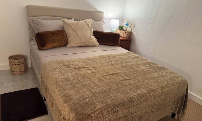 Hollywood House | Private Entrance Room Close to Hard Rock & FLL Airport
