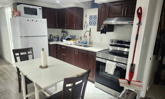 East Credit Apartment | Private Entrance Bsmt Apt, parking, wifi, laundry, clean, quiet and discreet