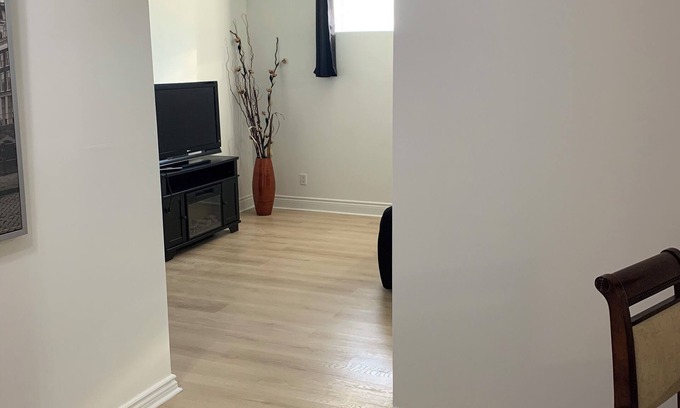 Ottawa Division House | Private Entrance Near YOW Airport
