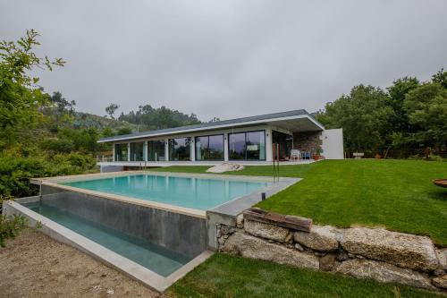 Guilhofrei Villa | Private Ermal lake and Gerês