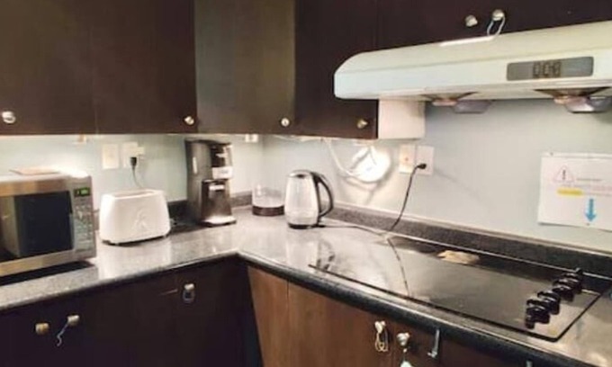 East Credit House | Private Executive Suite,17min Toronto Airport,Free Parking,Home-Office & Kitchen