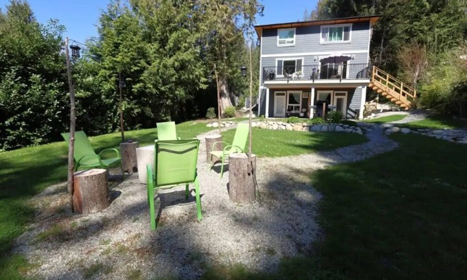 Roberts Creek Apartment | Private Garden Kingsize Studio #2 Near the Oceannn