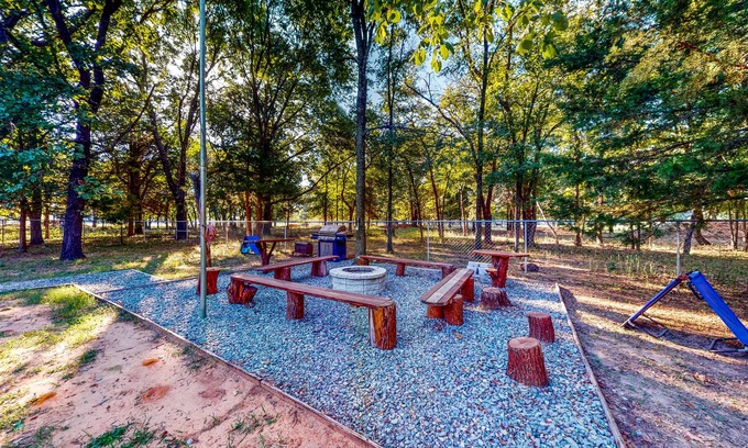 Gordonville House | Private Gated Home on 5 Acres near Lake Texoma - Dog-Friendly Yard & Firepit