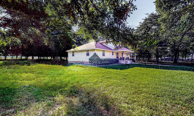 Gordonville House | Private gated home on 5 acres near Lake Texoma with dog-friendly yard & firepit
