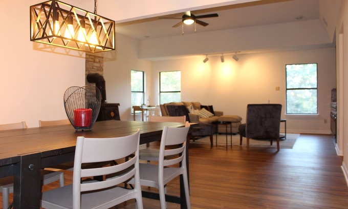 Driftwood House | Private getaway near breweries, wineries, dance hall and wedding venues.