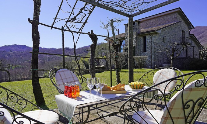 Groppoli House | Private hamlet with large park and shared swimming pool nearby for 17 people