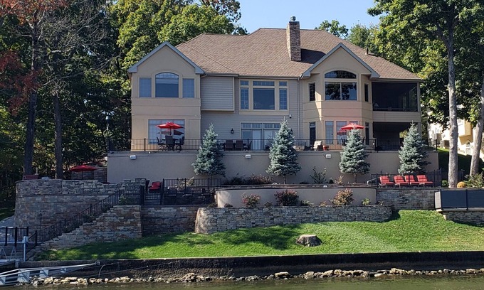 Osage Beach House | Private Heated Pool, Outdoor Kitchen w/Pizza Oven, 7 BR, 6.5 BA, Game Room