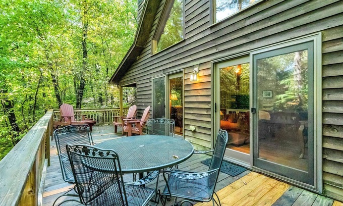 West Jefferson Cabin | Private Hike to the New River - Hot Tub, Fire Pit, and Foosball