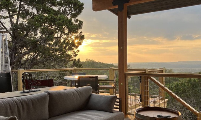 Comfort House | PRIVATE HILL COUNTRY HOME WITH HOT TUB AND EXPANSIVE VIEWS.
