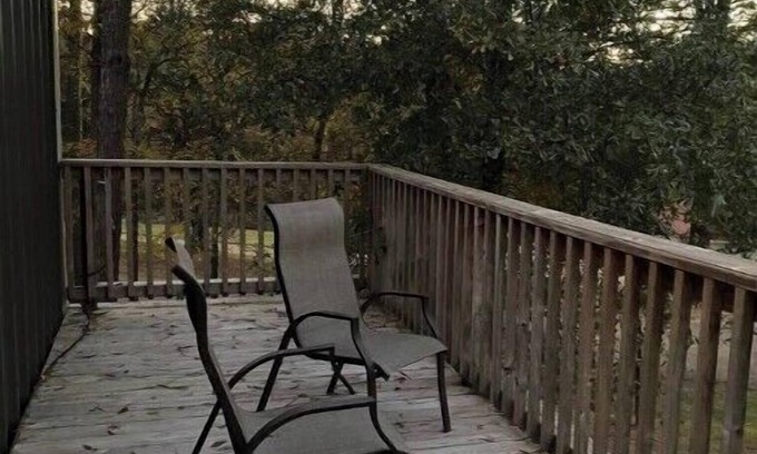 Bullard House | Private home on quiet street near Lake Palestine with room for a family.