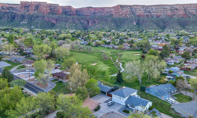 Redlands House | Private Home right on Golf Course with Million Dollar National Monument Views