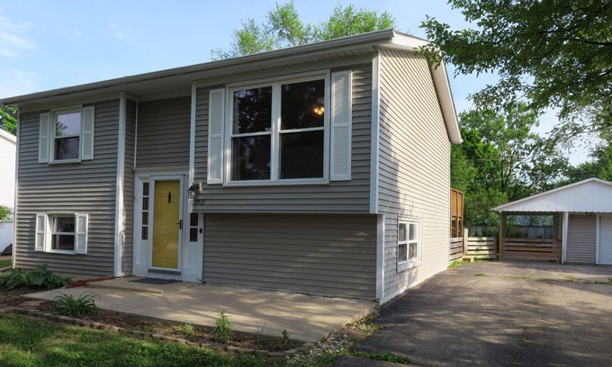 Champaign House | Private & Homey 3Bed/2Bath - Deck, Yard, Parking - 2 Levels - Quiet Neighborhood