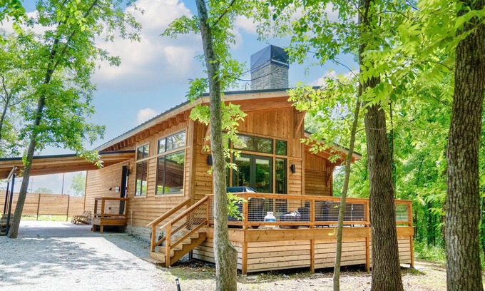 Afton Ski Chalet | Private Hot tub, 1mi to Shangri La, next to Battlefield Par 3, & Walk to Lake