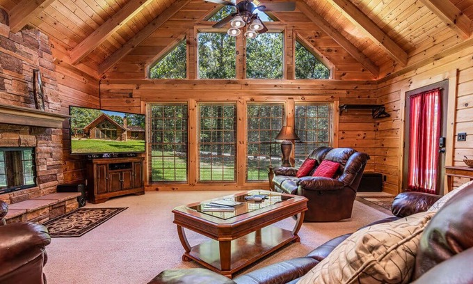 Branson Cedars Cabin | Private Hot Tub & FirePit! Near Big Cedar, Tucked in Woods, Huge Great Room