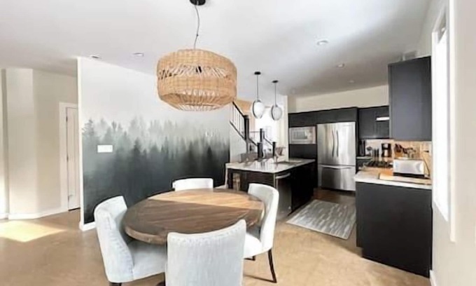 East Kootenay House | Private Hot tub/Spacious Retreat/Walk Downtown