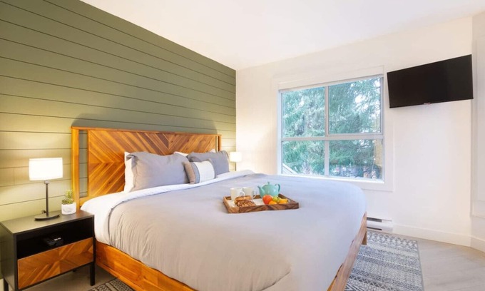 Village North House | Private HotTub.Central 2BR - Free Parking+Pool+A/C