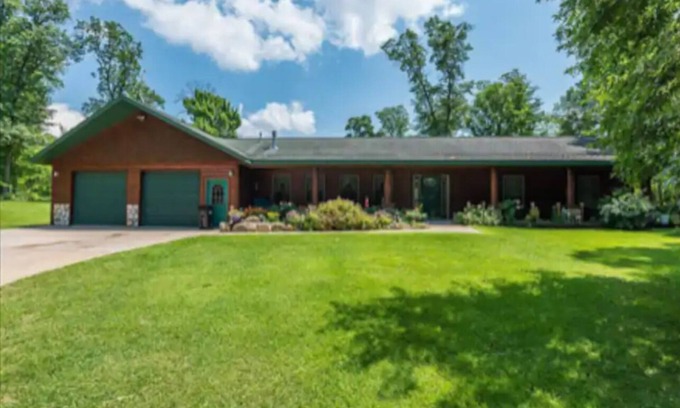 East Gull Lake House | Private House by Golf and Gull Lake