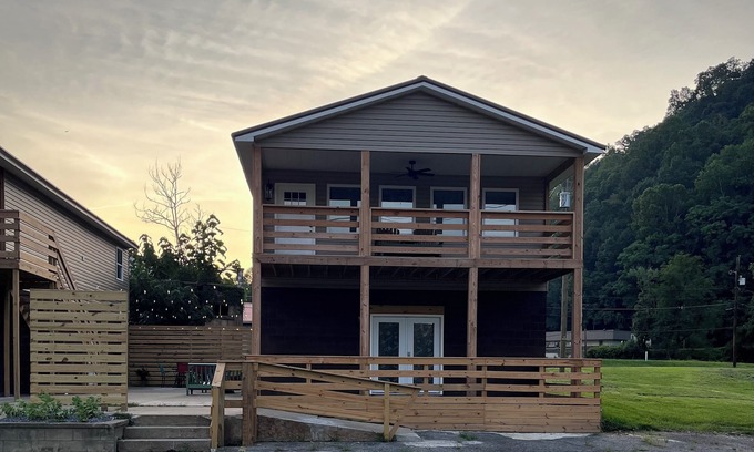 Mount Gay House | Private house sleeps 8 in Logan. Located near HMTS access points, dining, shops