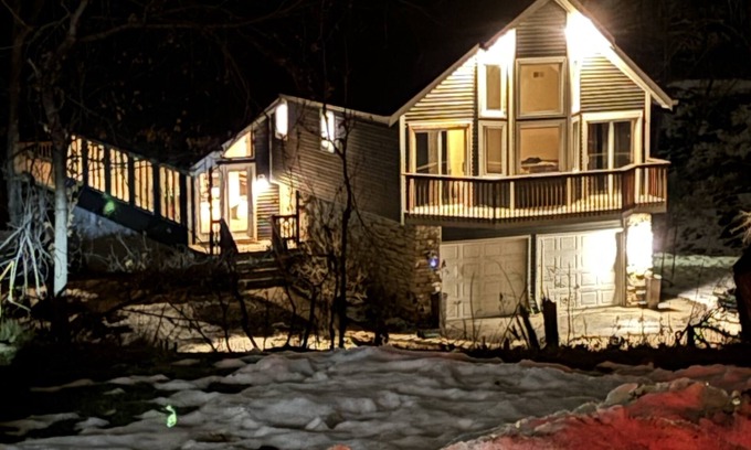 Cedar Rapids House | Private In town quiet retreat 12+ Downstairs Bonus Kitchen and walkout quarters.