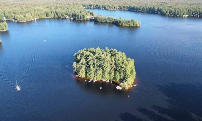 Brantingham House | Private Island, 5 Homes, 2 HotTub, Boat -Sleeps 17