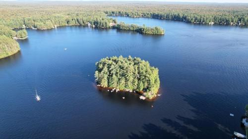 Brantingham House | Private Island, 5 Homes, 2 HotTub, Boat -Sleeps 17