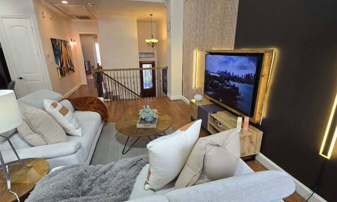 Woodlake - Briar Meadow House | Private Jacuzzi | 3 BR Modern Galleria | Sleeps 7