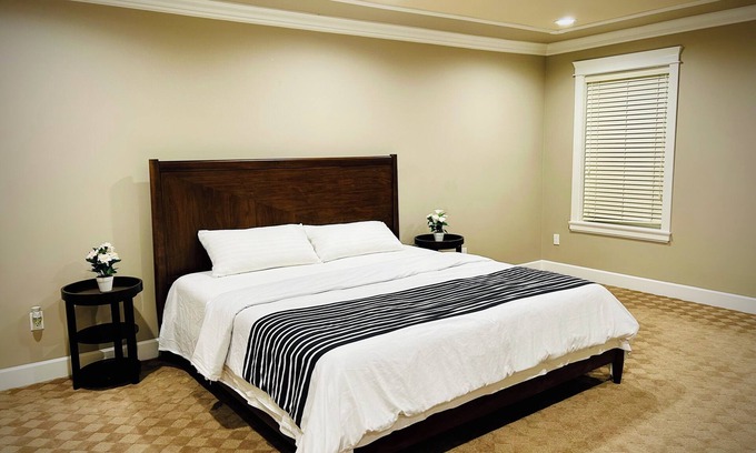 West Newton - Highway 10 House | Private king bed Room with Jacuzzi tub and Separate Entry