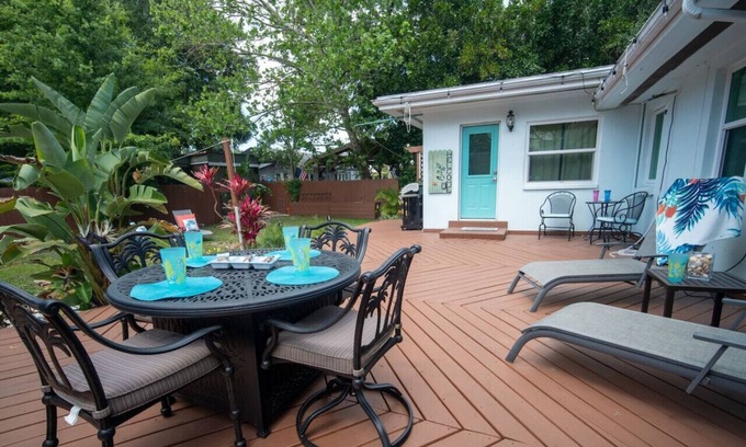 Bradenton Cottage | Private King Bed Suite-Near AMI Beach-Walk D’Town.