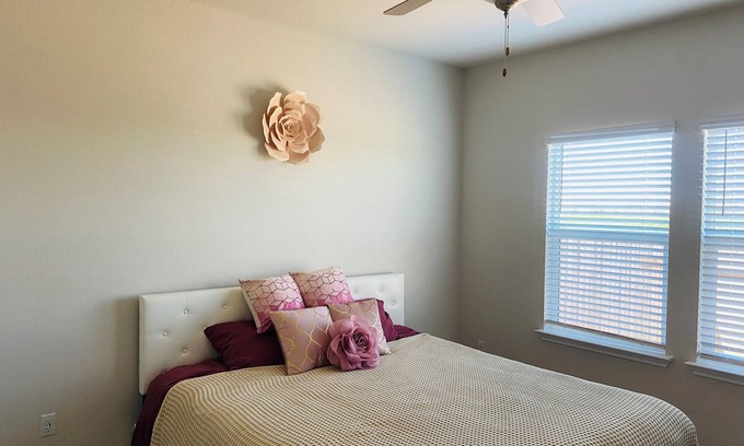 Kyle House | Private King Master Suite for Rent near I-35 in Kyle
