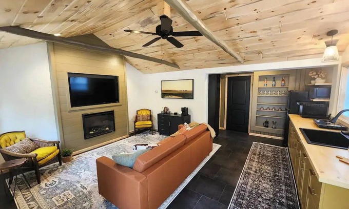 Harrison Cabin | Private lake access-Kayaks-Fishing-Swimming-Board Games-Darts-Corn hole-Wifi-AC