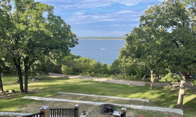 Kingston House | Private lake front home overlooking Lake Texoma!