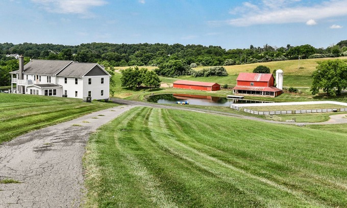 Paeonian Springs House | Private Lake Retreat in the Heart of Loudoun County
