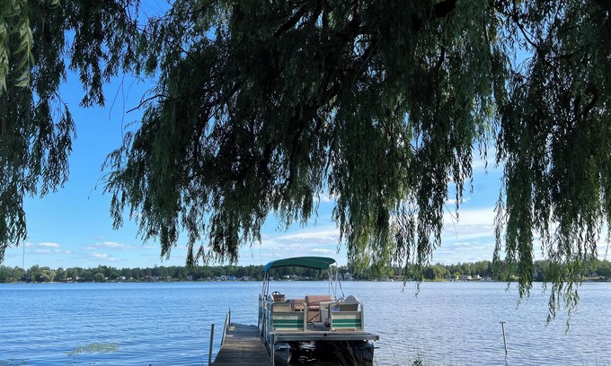 Hale Cottage | Private Lakefront Cabin with a Retro Vibe