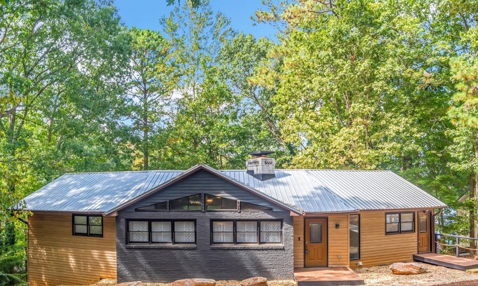 Monticello House | Private Lakefront Escape