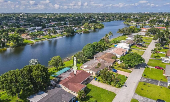 Pembroke Pines House | Private Lakefront Home in Miami/Pembroke