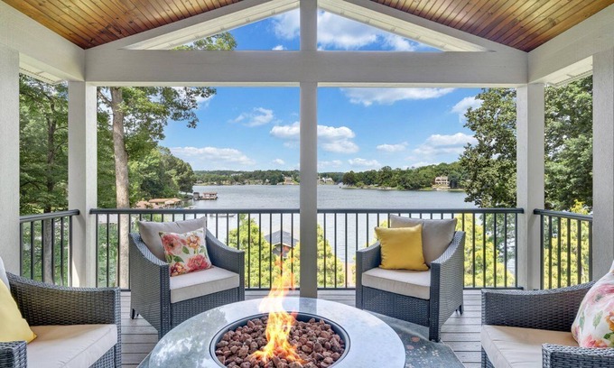 Moneta House | Private Lakefront Oasis - 5 Bedroom