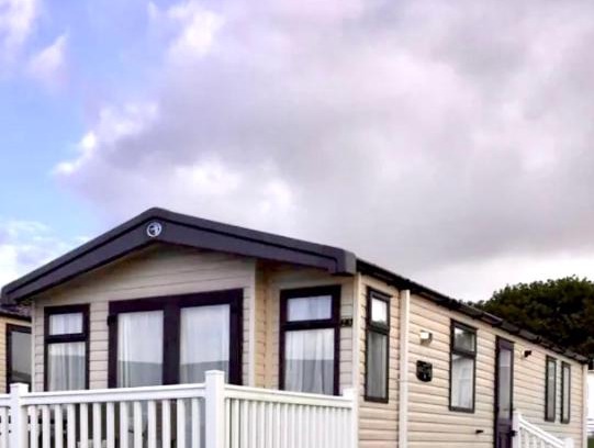 Grampound Resort | Private Lakeside Cabin