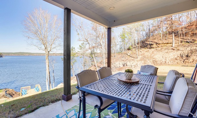 Rockford House | Private Lakeview Haven in Rockford