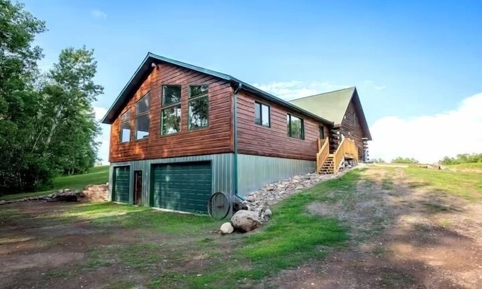 Mora Cabin | Private Log Home With Sauna and Hot Tub