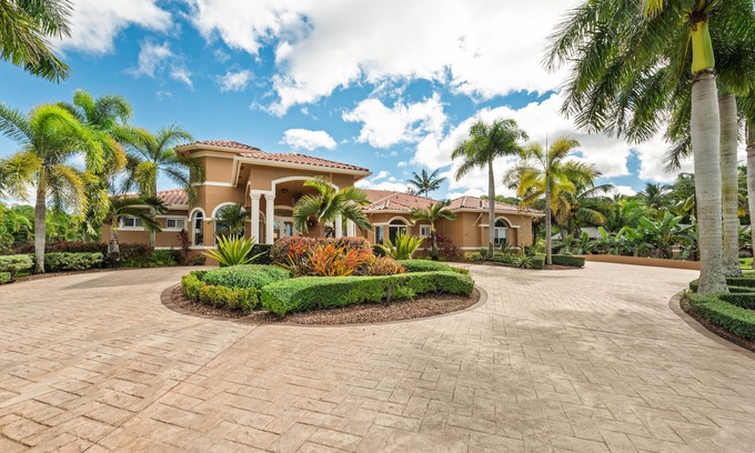 Green Meadow House | 🌴 Private Luxury Oasis in Southwest Ranches-Pool, Acreage & Peace 🌴